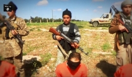 Lạnh người trước nụ cười của chiến binh nhí IS khi hành quyết 8 tù nhân