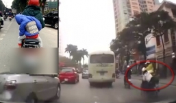 Video: Cháu bé suýt rơi khỏi xe máy vì ngủ gật
