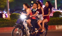 “Quái xế” chở 4 chân dài phóng như bay trên phố