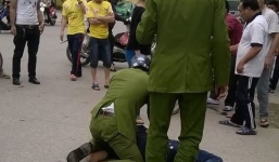 Clip: Công an 'vật lộn' với nam thanh niên giữa đường