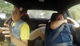 Tay đua chuyên nghiệp đóng giả nữ sinh khiến giáo viên hoảng phát khóc