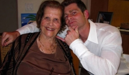 Chuyện tình 'đôi đũa lệch' của chàng trai 32 và cụ bà 92 tuổi