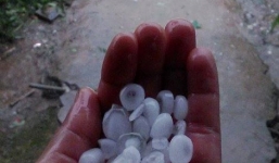 Mưa đá bất hiếm gặp ở Nghệ An, người dân nhặt đá ăn để lấy may