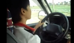 Clip nam sinh lớp 11 nghênh ngang lái ô tô khắp làng, bấm còi inh ỏi