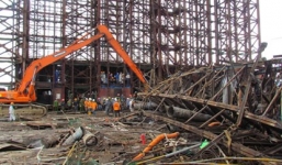 Giàn giáo ở Vũng Áng rung lắc mạnh, đốc công ép công nhân làm việc?