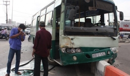 Xe buýt tông xe khách, hàng chục người hoảng loạn