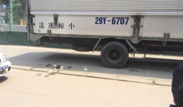 Bất ngờ ngã ra đường, người đàn ông bị xe tải cán qua người