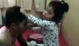 Ông bố dạy con học mẫu giáo 'xử lý' bạn như giang hồ khi bị đánh gây bất bình