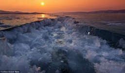 Choáng váng trước cảnh tượng mặt hồ Baikal nứt làm đôi