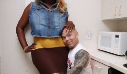 Chuyện tình chàng lực sĩ tí hon và người yêu chuyển giới cao 2m