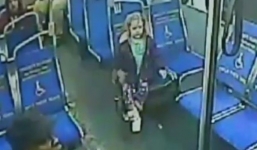 Cô bé 4 tuổi nửa đêm tự bắt xe bus để mua nước uống