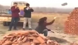 Thán phục trước kỹ năng xây nhà đỉnh cao của cô gái trẻ