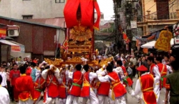 Hà Nội: “kiệu bay” gây xôn xao trên đường Nguyễn Trãi