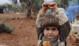 Xót xa bức ảnh bé gái Syria giơ tay đầu hàng nhiếp ảnh gia