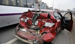 4 người trong xế hộp la hét hoảng loạn khi bị xe khách đâm