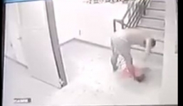 Video: Phẫn nộ cảnh cha dượng đánh dã man em bé 2 tuổi