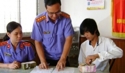 Điều tra viên treo nghi can lên cửa sổ, ép nhận tội giết người