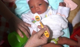 Bé trai sơ sinh bị bỏ rơi trước cổng chùa