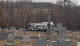 Cụ ông 74 tuổi bị bia đá đè chết khi đi viếng mộ mẹ vợ