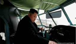 Kim Jong-un tự lái thử máy bay “cây nhà lá vườn”