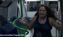 Video: Người phụ nữ “phát điên” khi bị bầy zombie tấn công trên tàu điện ngầm