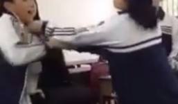 Nữ sinh lên gối, dùng chổi đánh nam sinh trong lớp học bị đình chỉ học 1 tuần