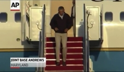 Video: Tổng thống Obama suýt ngã trên máy bay