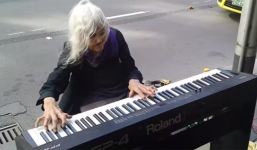 Clip: Cụ bà 80 tuổi chơi piano trên phố