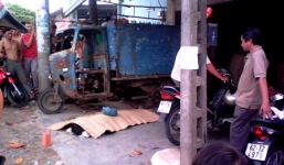 Mâu thuẫn với bạn trai, cô gái gọi đồng bọn đến 'tính sổ'