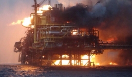 Video: Cháy ngùn ngụt trên giàn khoan dầu Mexico, ít nhất 4 người thiệt mạng