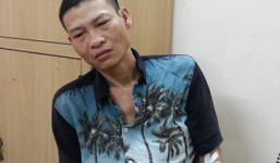 Kẻ dùng dao dọa giết vợ bạn trên giường bị khởi tố