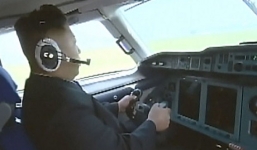 Video: Kim Jong-un tự lái máy bay điêu luyện