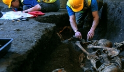 Phát hiện nghĩa địa gồm hơn 1000 hài cốt nằm dưới chân ĐH Anh