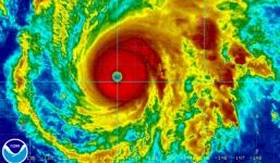 Siêu bão sắp đổ bộ Philippines, quân đội đặt trong tình trạng báo động