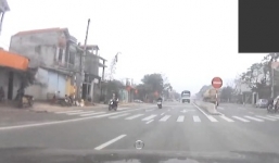 Ngủ gật xe lao sang ngang đường, tài xế thoát chết may mắn