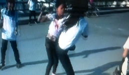 Xôn xao clip hai nữ sinh đánh nhau náo loạn trên cầu