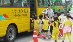 Bé 6 tuổi ngã văng khỏi xe đưa đón học sinh tử vong