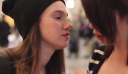 Video: Cô gái trẻ “cưỡng hôn” hàng loạt người lạ giữa ga tàu điện