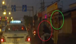 Clip: Nam thanh niên cúi đầu né cú vụt gậy của cảnh sát giao thông
