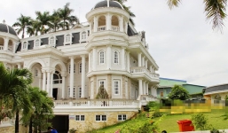 Dinh thự lớn nhất Sóc Trăng của đại gia bỏ trốn để lại 1.600 tỉ tiền nợ