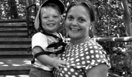 Mẹ đột tử khi đang lái xe, con trai 2 tuổi ôm xác mẹ suốt 2 ngày