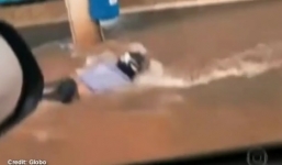 Clip người đàn ông thoát chết ngoạn mục khi bị nước cuốn vào ống cống