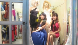 Thu nhập 'khủng' nhờ vòng ngực to và ngắm phao câu gà