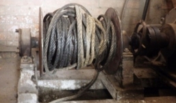 Một công nhân bị máy tời gạch cuốn nát nửa người