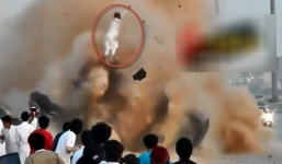 Clip: Kinh hoàng ô tô lật hất tung 2 người, 1 người đứt lìa cánh tay