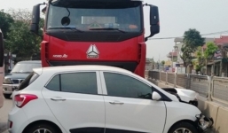 Xe đầu kéo tông xế hộp, 5 người trên xe la hét kêu cứu