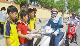 Học sinh bán cá ủng hộ bà lão khốn khổ