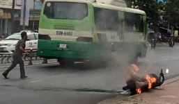 TP.HCM: Đang đi, xe máy bỗng bốc cháy giữa đường