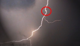 Clip cảnh sét đánh trúng hai máy bay ở Mỹ