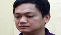 Chém chủ nợ 3 nhát dao vì bị ném chất bẩn: Khởi tố vụ án